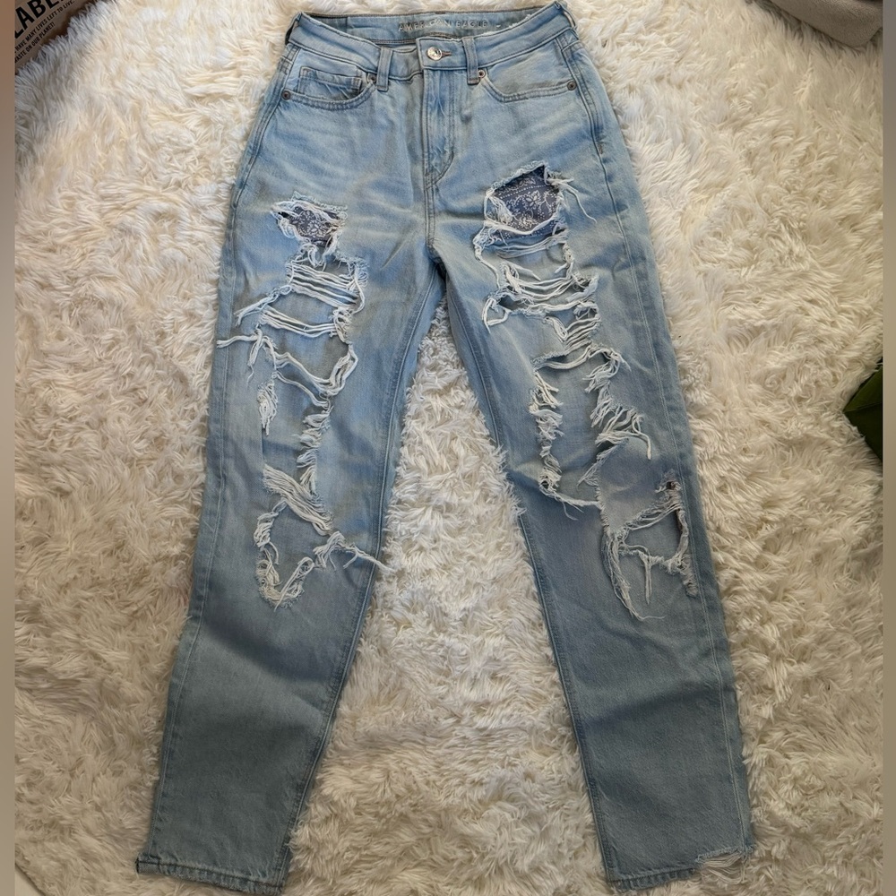 American Eagle ripped jeans size US 2 regular. Light wash